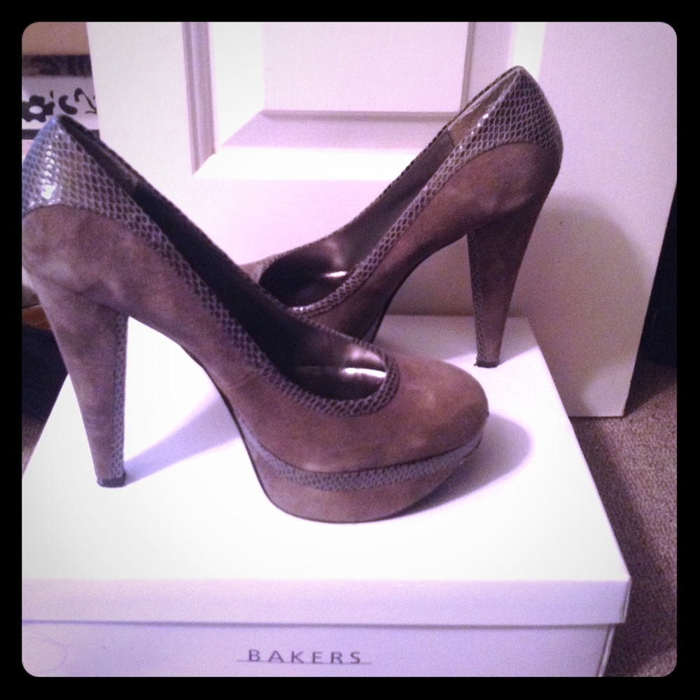 Bakers Gray Suede Pumps